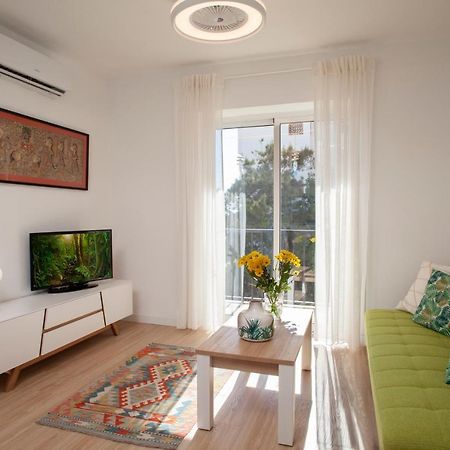 Lovely Beachfront Apartment In Calahonda Sitio de Calahonda Luaran gambar