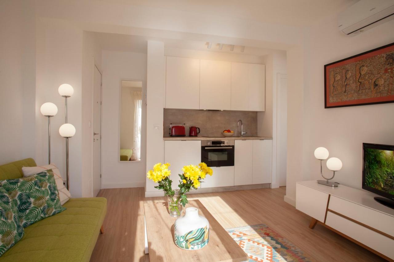 Lovely Beachfront Apartment In Calahonda Sitio de Calahonda Luaran gambar